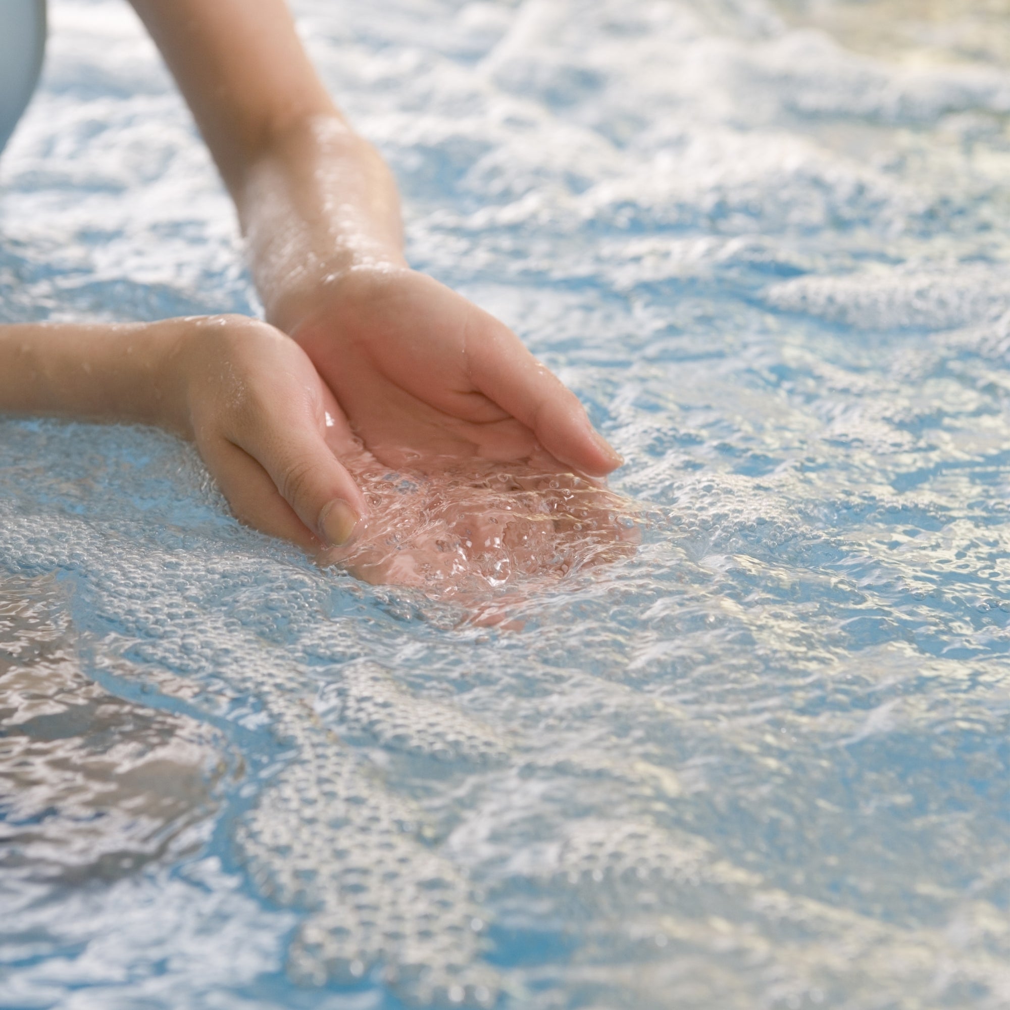 השוואה בין משטח ג’קוזי נייד לבין אמבט ג’קוזי מובנה